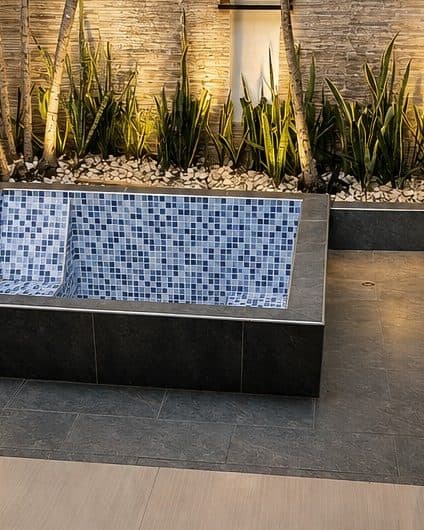Suite Platinum: jacuzzi de mosaico en el patio interior, detalle